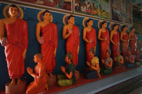 Prayering figures, Buddhist temple -- Frank Richards