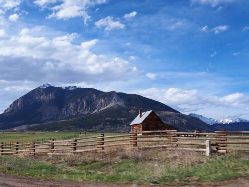 mountain cabin, Colorado - by Thandiwe Dale-Ferguson